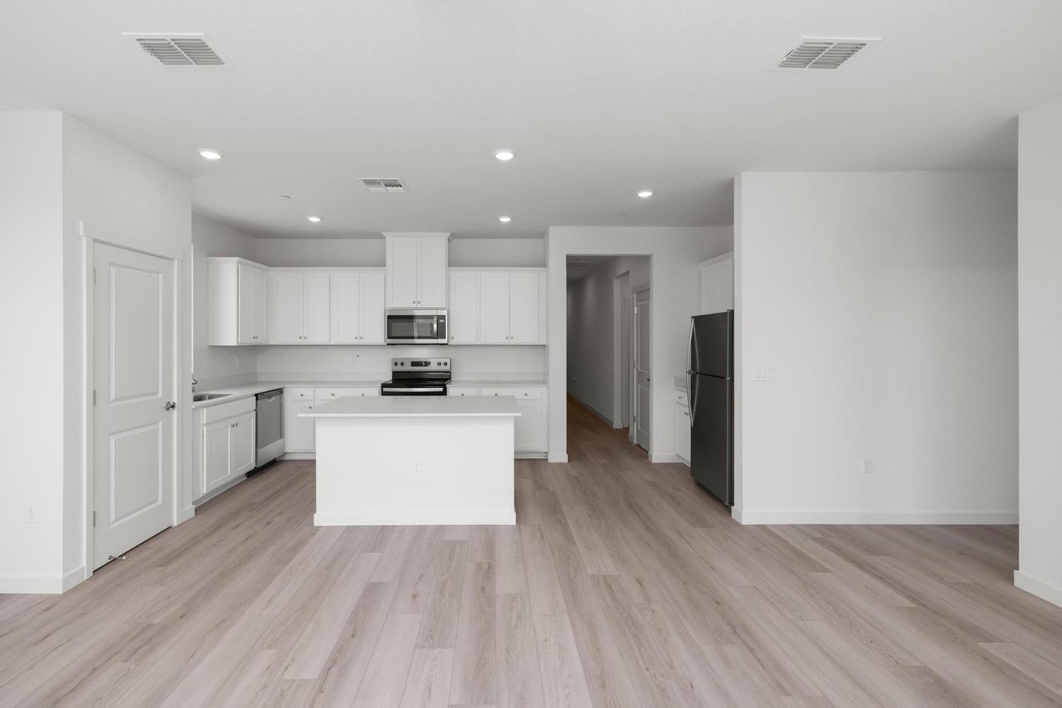 Detail Gallery Image 4 of 9 For 817 Chatham Ln, Patterson,  CA 95363 - 3 Beds | 2 Baths
