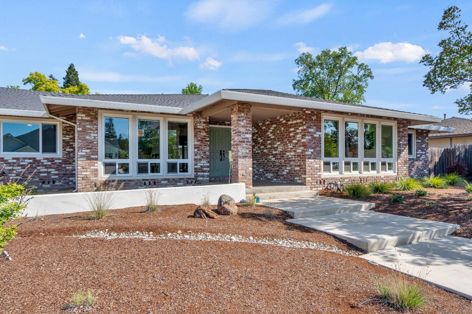 Detail Gallery Image 5 of 64 For 4644 American River Dr, Sacramento,  CA 95864 - 5 Beds | 3 Baths