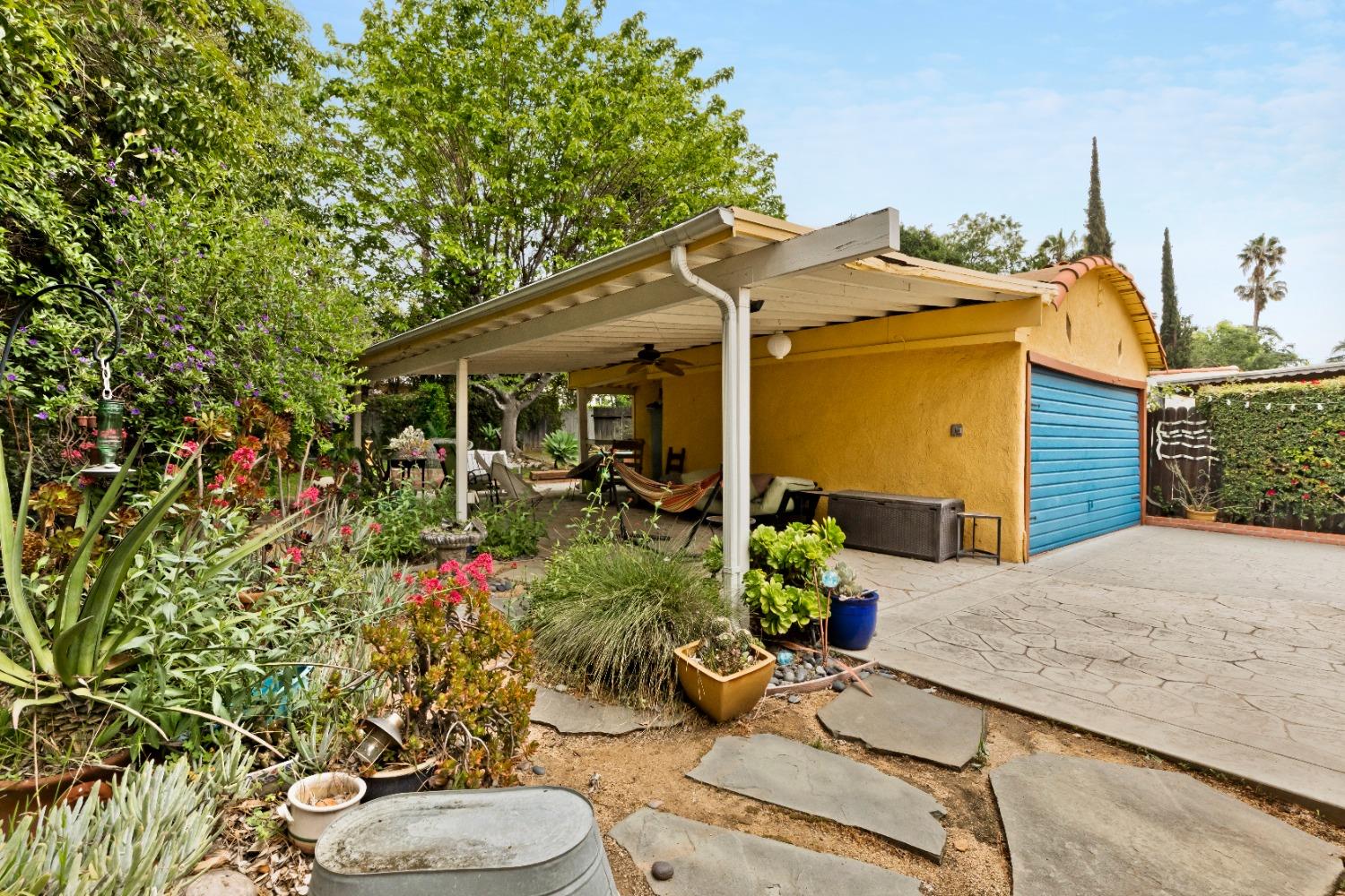 Alameda Street, Altadena, California image 20