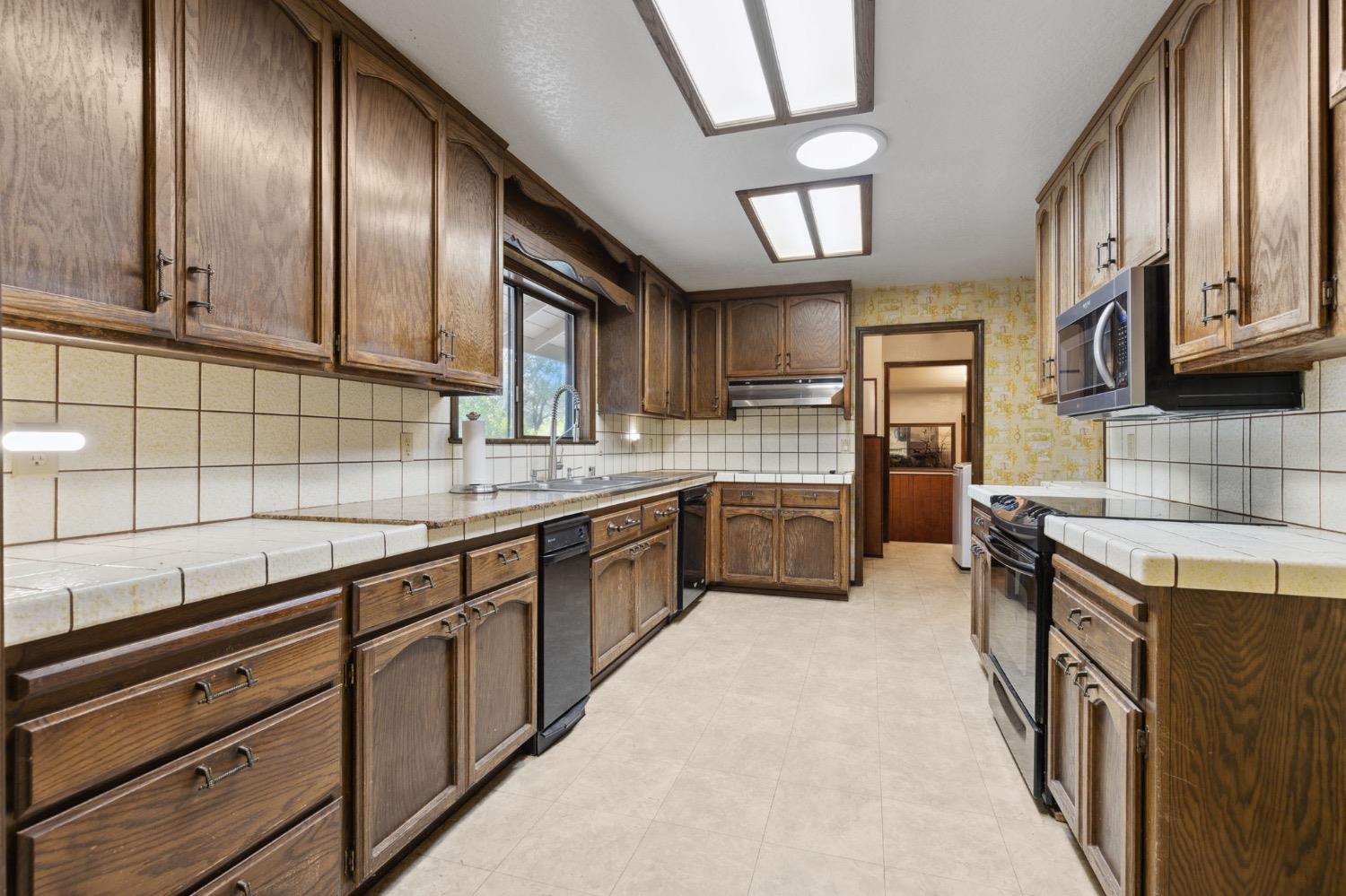 Detail Gallery Image 12 of 93 For 8300 16th St, Elverta,  CA 95626 - 3 Beds | 3 Baths