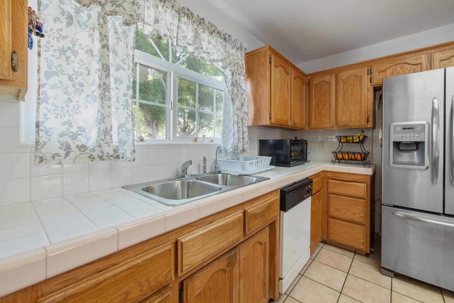 Florence Avenue, Lemoore, California image 9