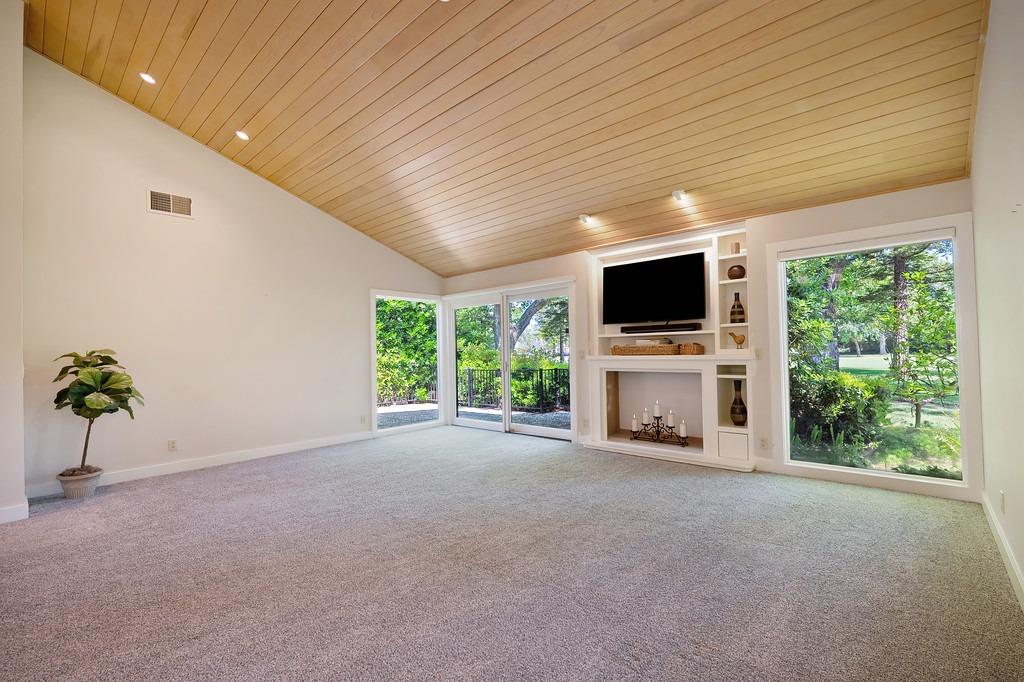 Garden Court, El Macero, California image 14