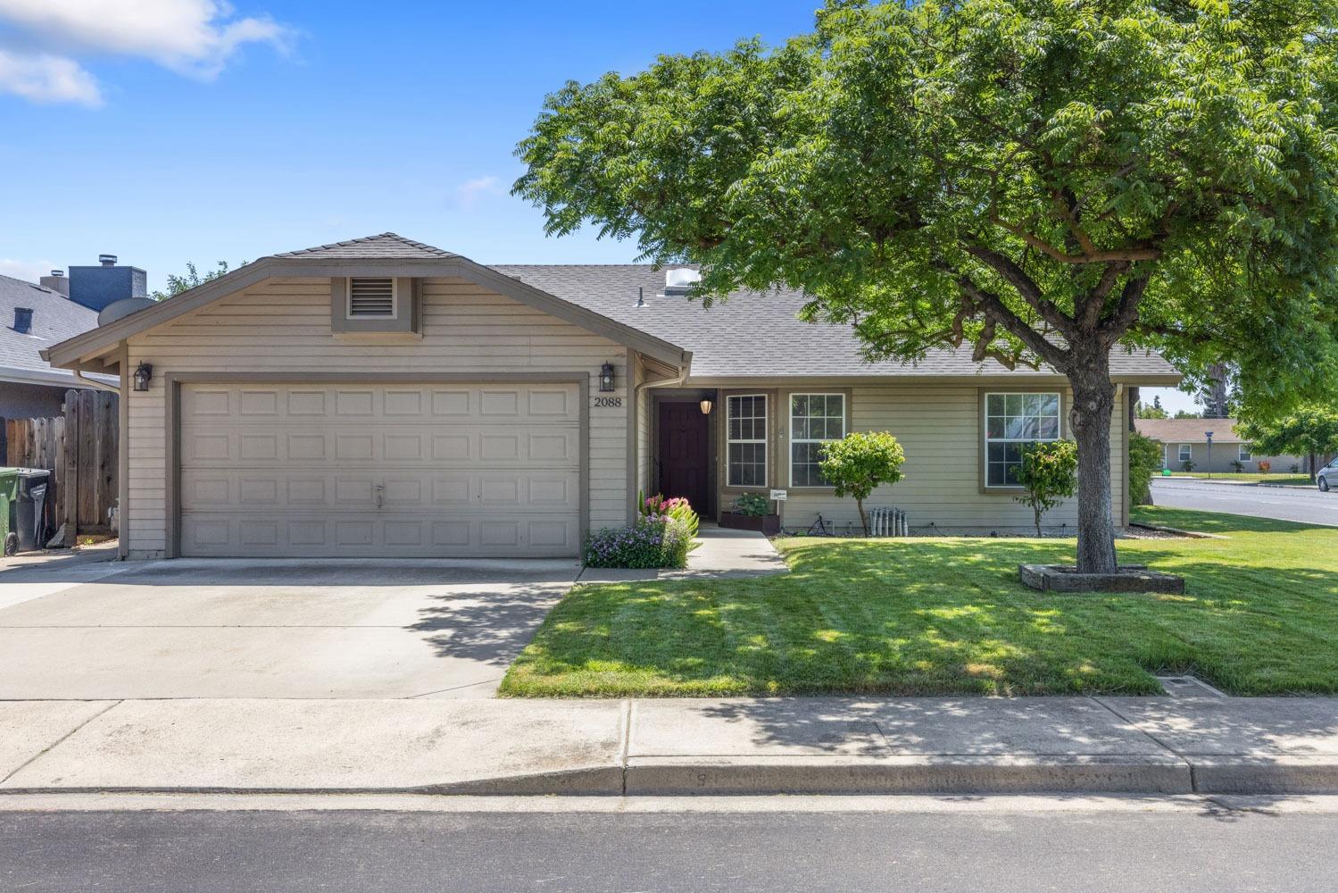 Detail Gallery Image 1 of 33 For 2088 Shadow Park Dr, Turlock,  CA 95380 - 3 Beds | 2 Baths