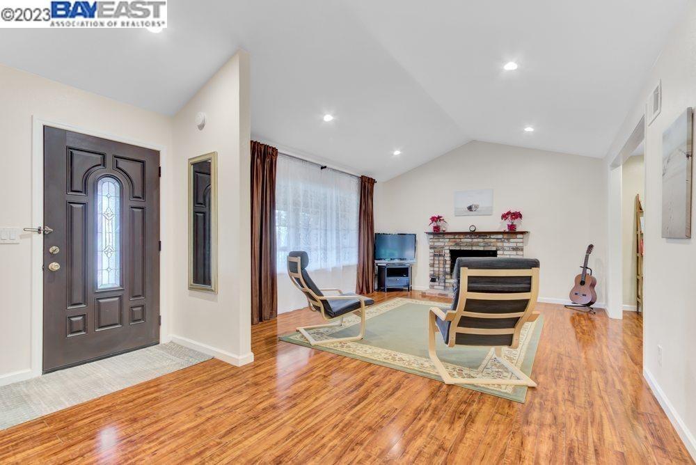 Detail Gallery Image 5 of 26 For 748 Windward Dr, Rodeo,  CA 94572 - 3 Beds | 2 Baths