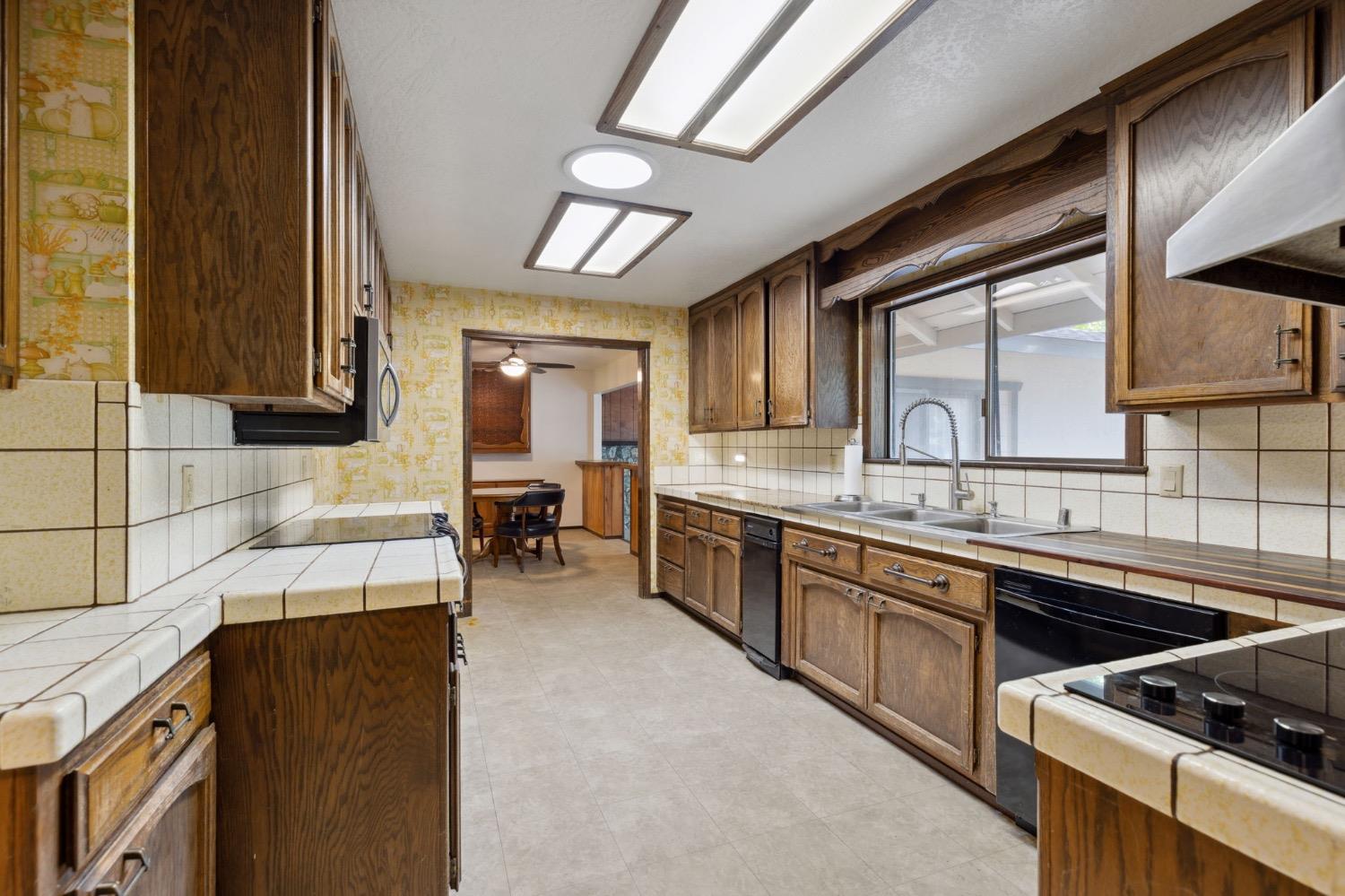 Detail Gallery Image 10 of 93 For 8300 16th St, Elverta,  CA 95626 - 3 Beds | 3 Baths