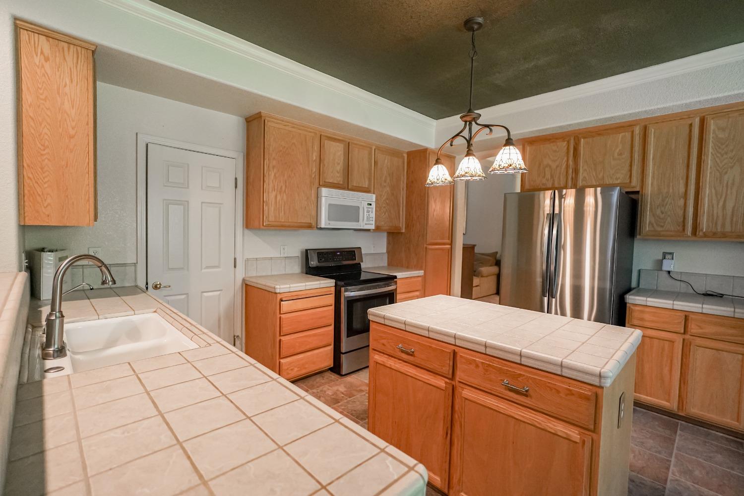 Detail Gallery Image 9 of 30 For 1685 via Milano, Gustine,  CA 95322 - 4 Beds | 3 Baths