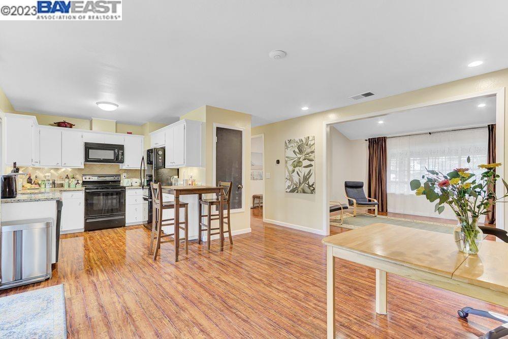 Detail Gallery Image 8 of 26 For 748 Windward Dr, Rodeo,  CA 94572 - 3 Beds | 2 Baths