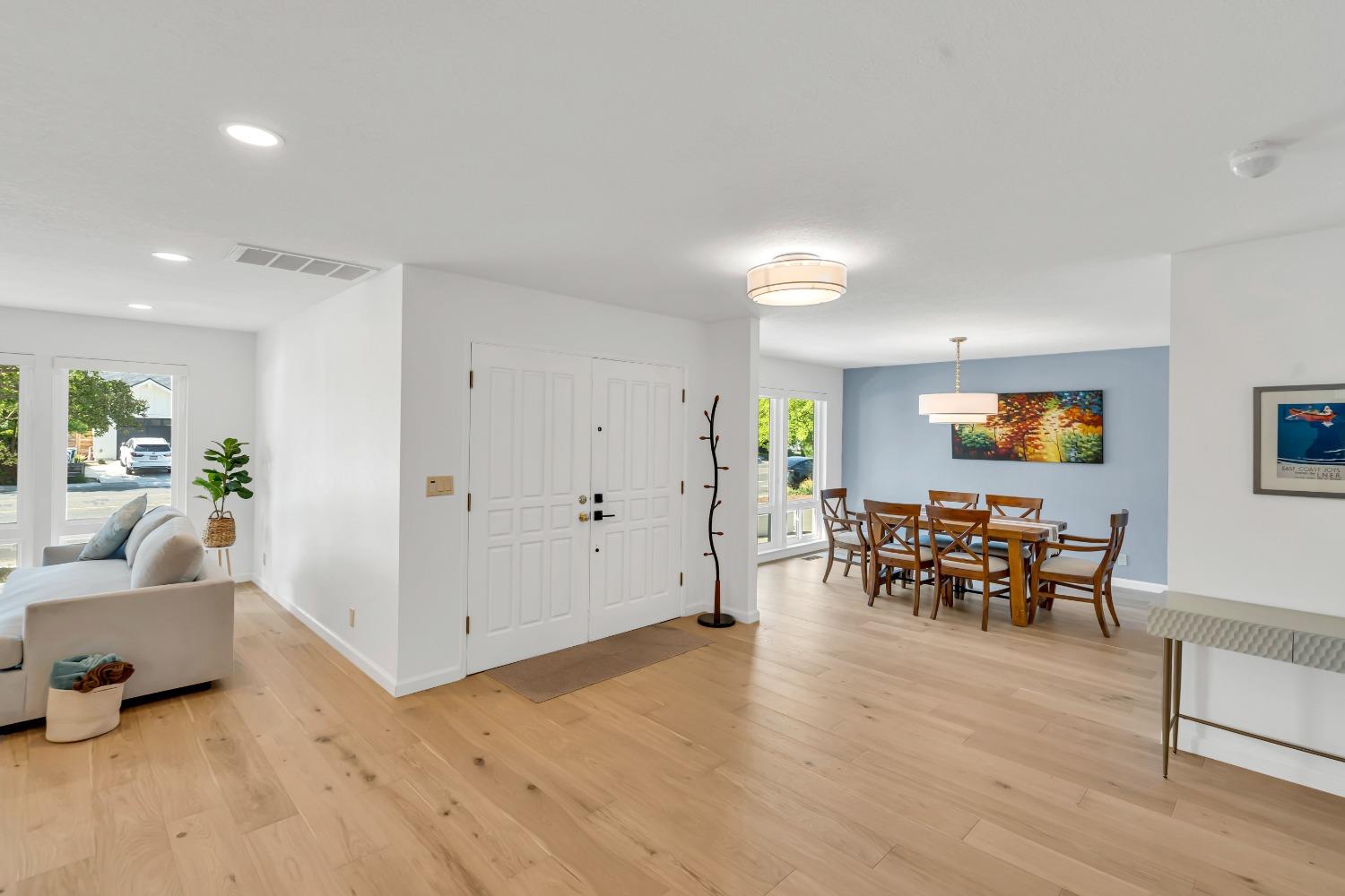 Detail Gallery Image 8 of 64 For 4644 American River Dr, Sacramento,  CA 95864 - 5 Beds | 3 Baths