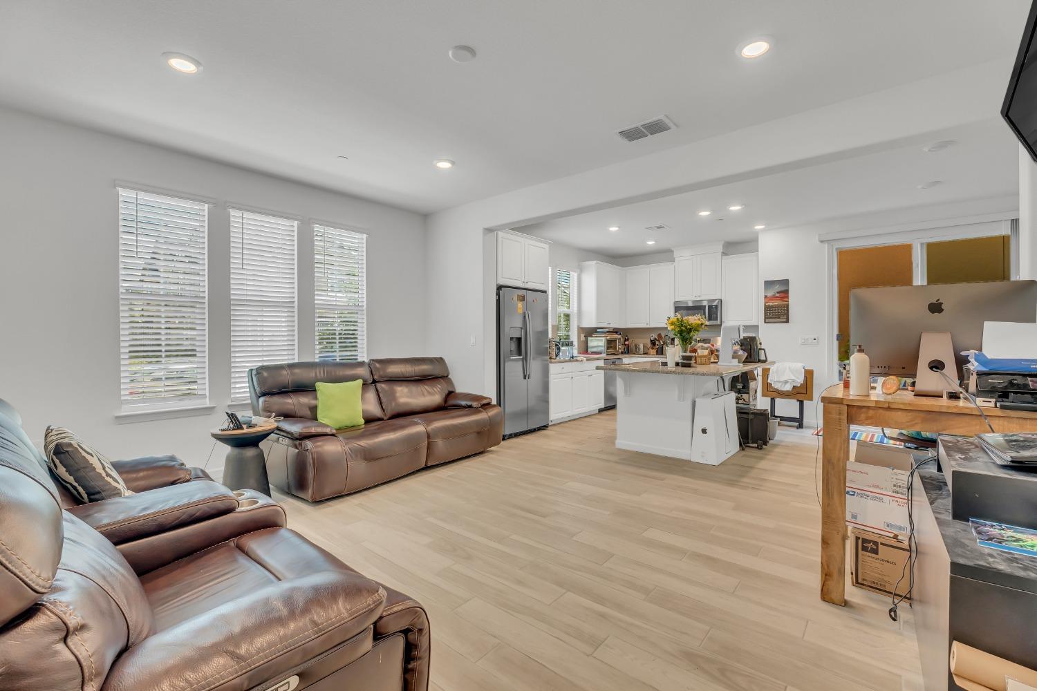 Detail Gallery Image 4 of 32 For 4017 Matterhorn Pl, Roseville,  CA 95747 - 4 Beds | 3 Baths