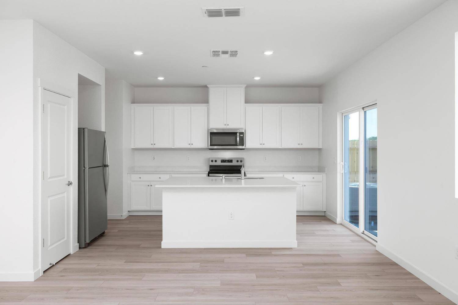 Detail Gallery Image 3 of 12 For 833 Chatham Ln, Patterson,  CA 95363 - 5 Beds | 3 Baths