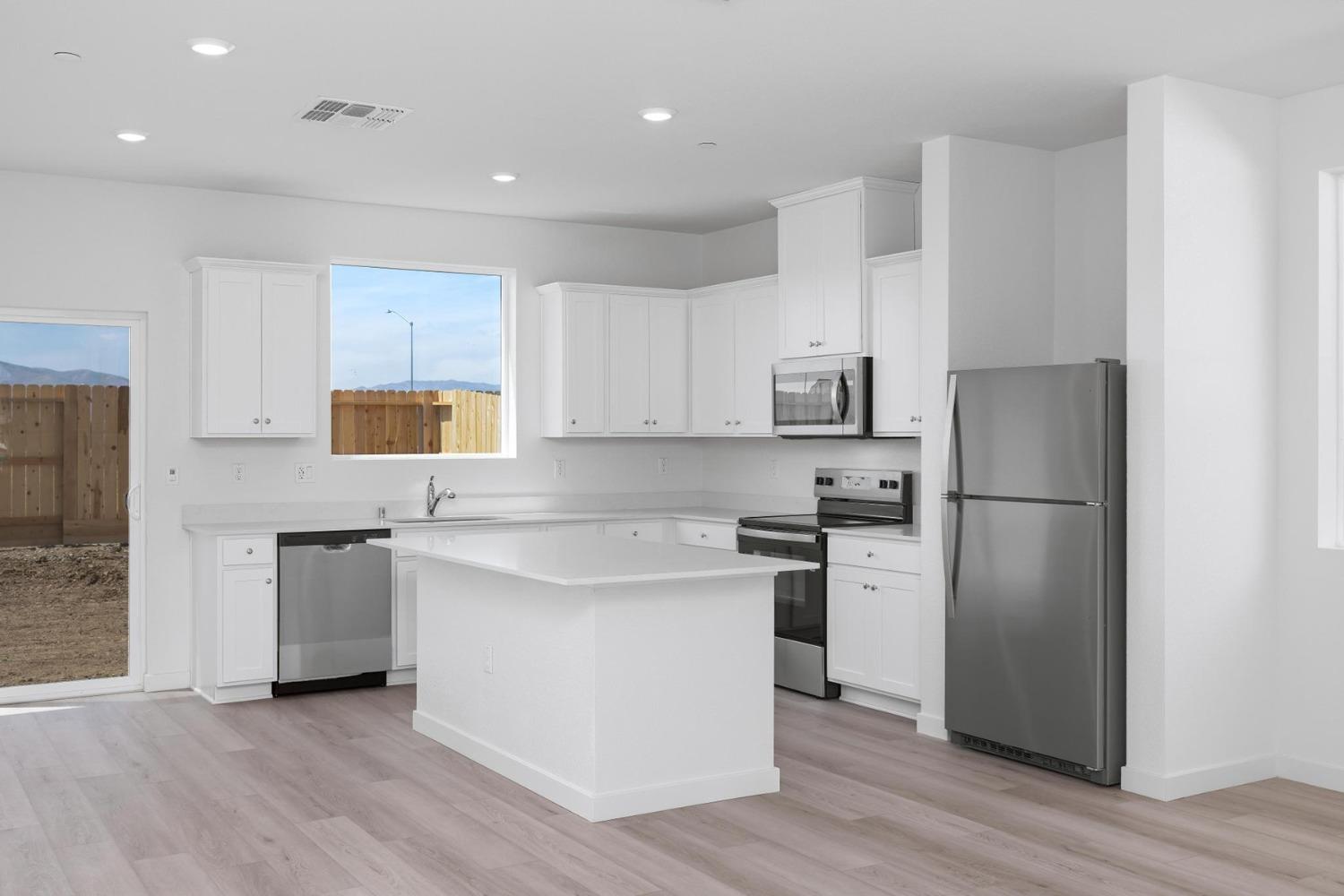 Detail Gallery Image 3 of 11 For 825 Chatham Ln, Patterson,  CA 95363 - 4 Beds | 2/1 Baths