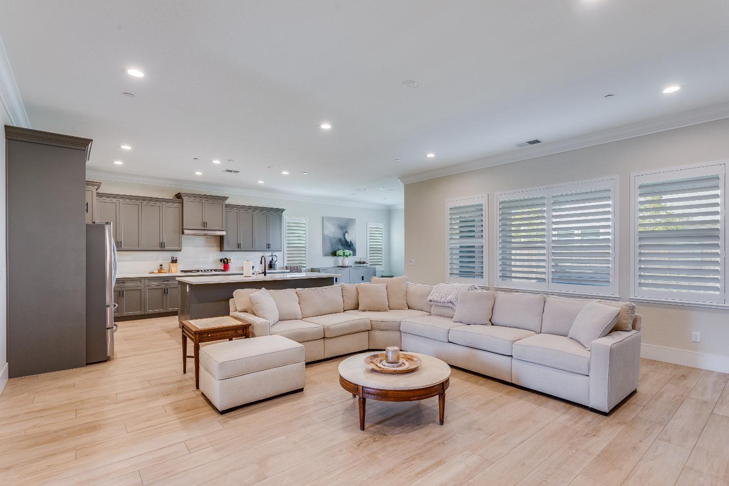 Detail Gallery Image 4 of 25 For 1501 Empire Dr, Lodi,  CA 95242 - 4 Beds | 2 Baths