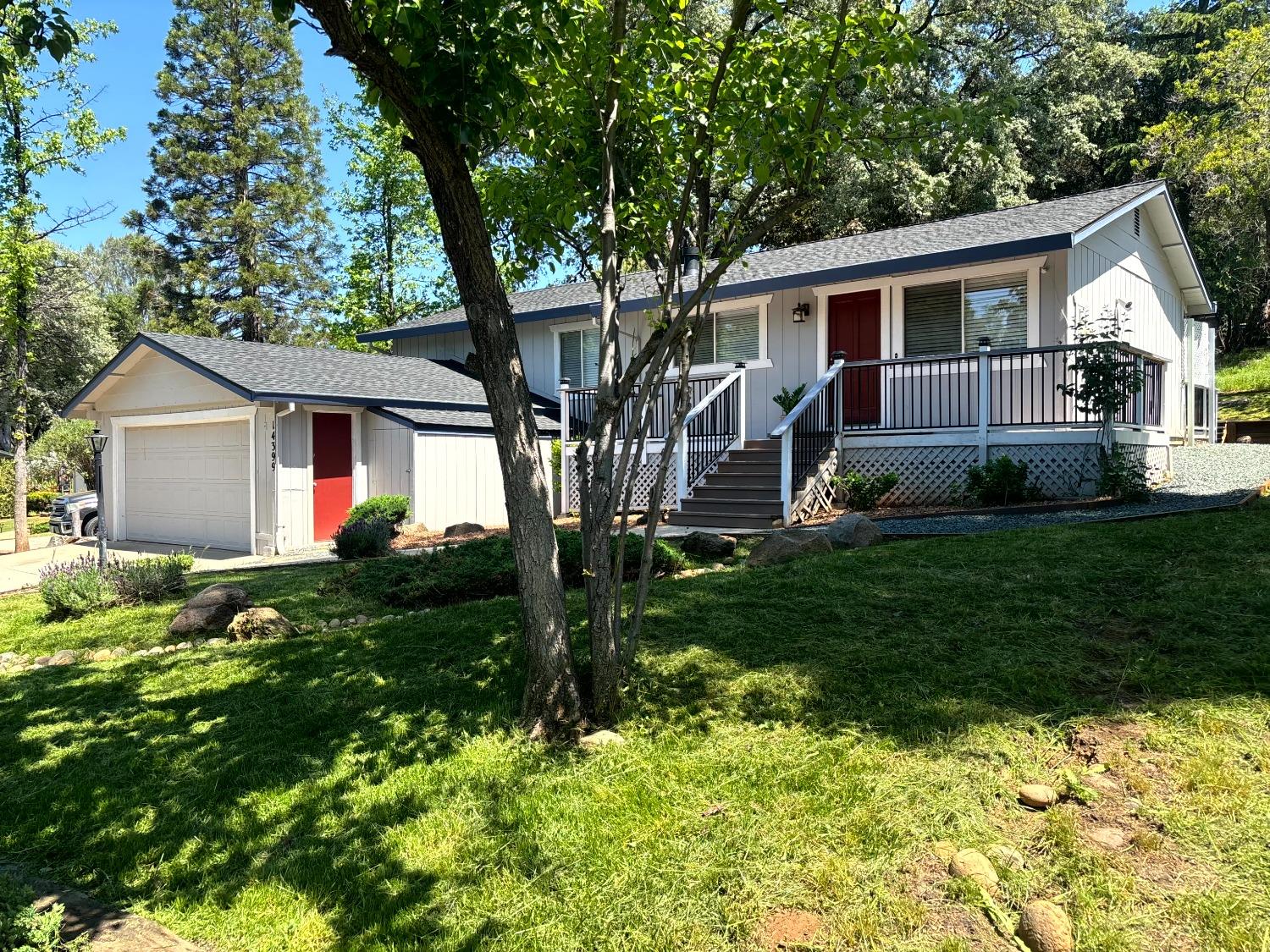 Detail Gallery Image 1 of 25 For 14399 Lodgepole Dr, Penn Valley,  CA 95946 - 3 Beds | 2 Baths