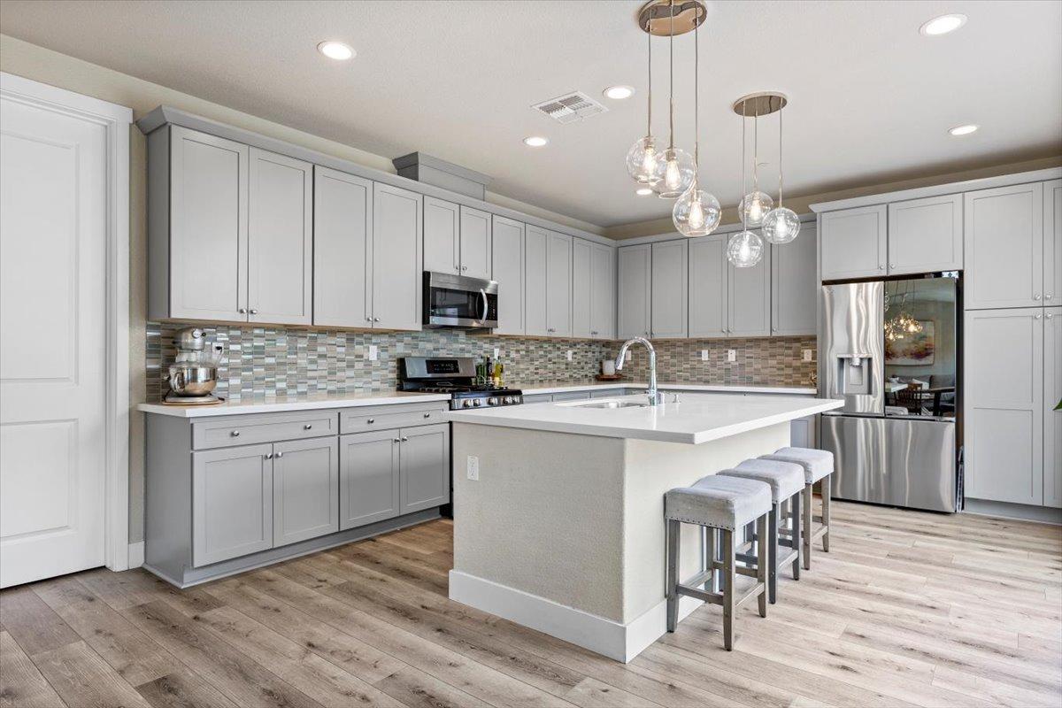 Detail Gallery Image 6 of 70 For 18466 Lewiston Dr, Lathrop,  CA 95330 - 5 Beds | 3/1 Baths