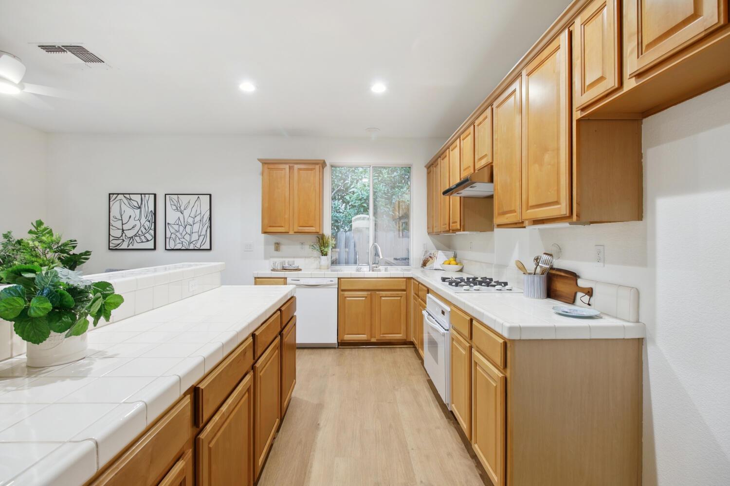 Detail Gallery Image 15 of 52 For 3837 Alegre Way, Davis,  CA 95618 - 3 Beds | 2 Baths