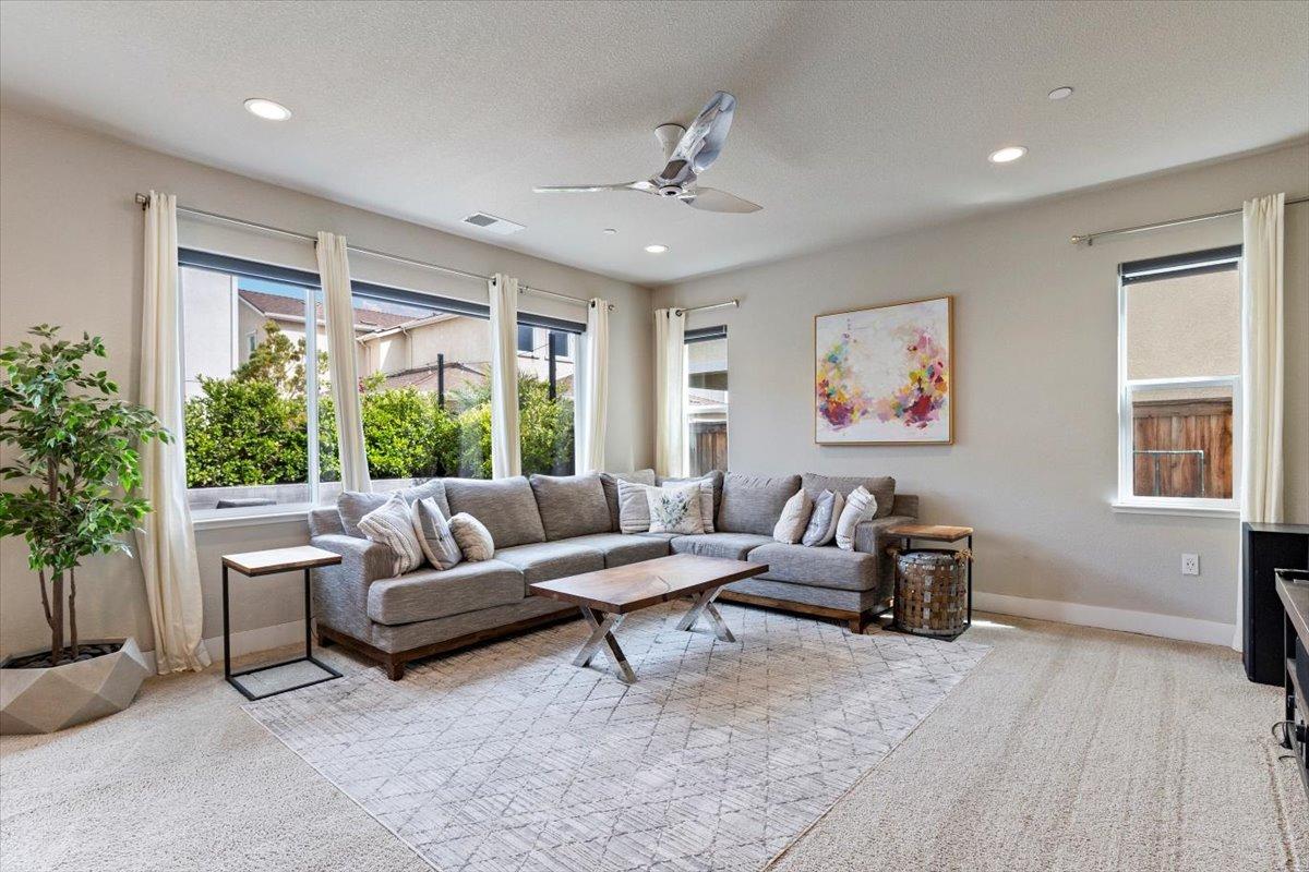 Detail Gallery Image 11 of 70 For 18466 Lewiston Dr, Lathrop,  CA 95330 - 5 Beds | 3/1 Baths