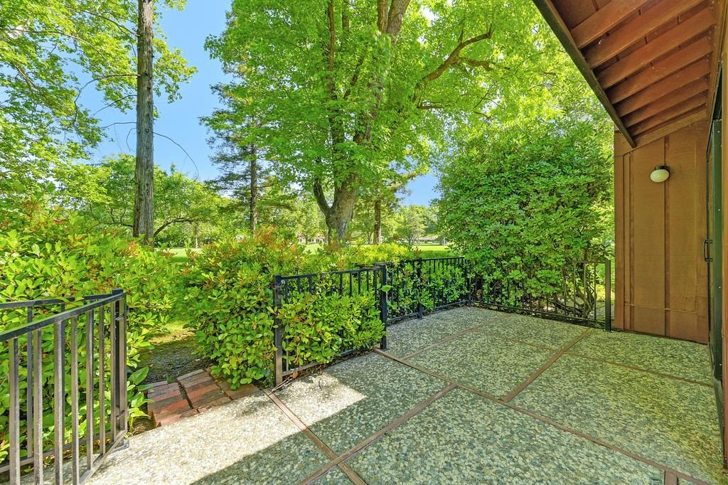 Garden Court, El Macero, California image 30
