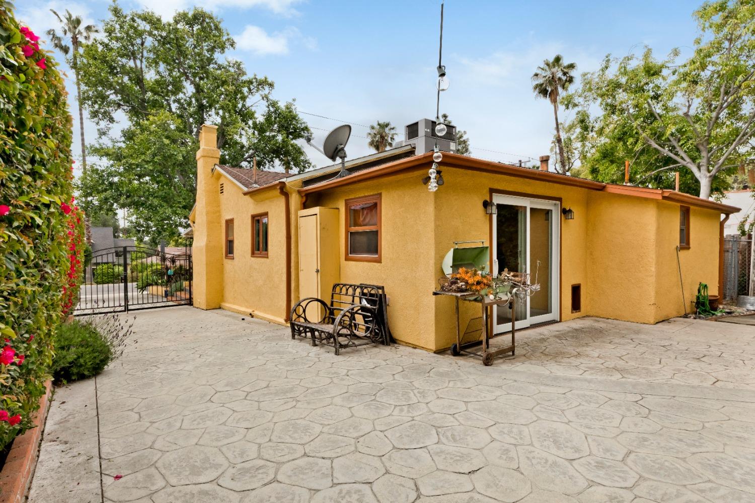 Alameda Street, Altadena, California image 18