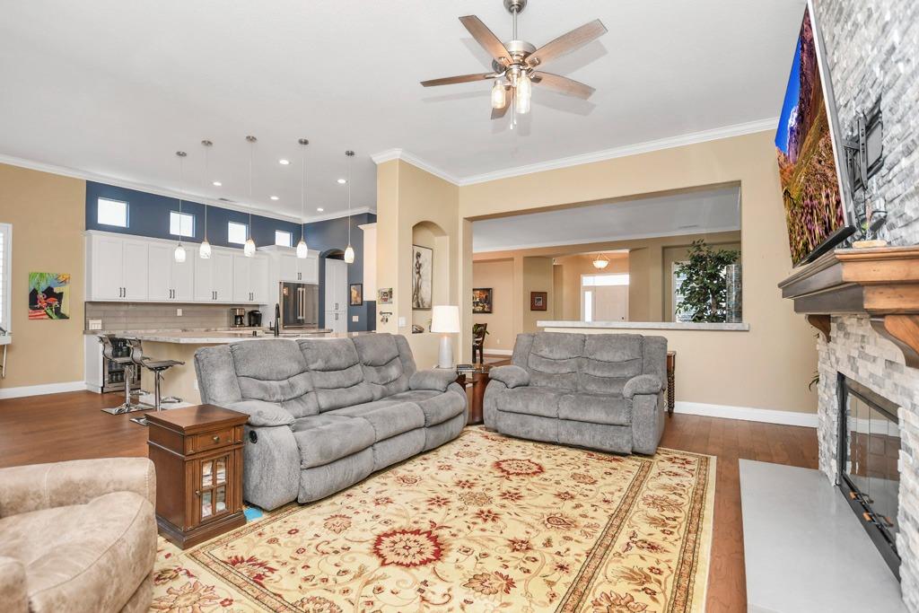 Katy Way, Brentwood, California image 16
