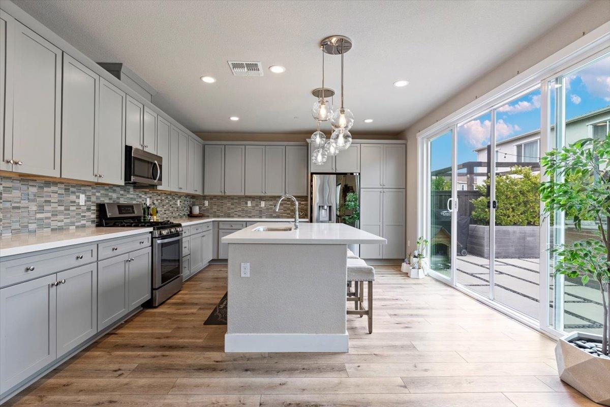 Detail Gallery Image 7 of 70 For 18466 Lewiston Dr, Lathrop,  CA 95330 - 5 Beds | 3/1 Baths