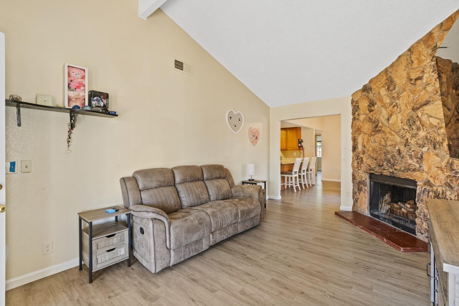 Detail Gallery Image 7 of 24 For 6227 Center Mall Way, Sacramento,  CA 95823 - 2 Beds | 1 Baths