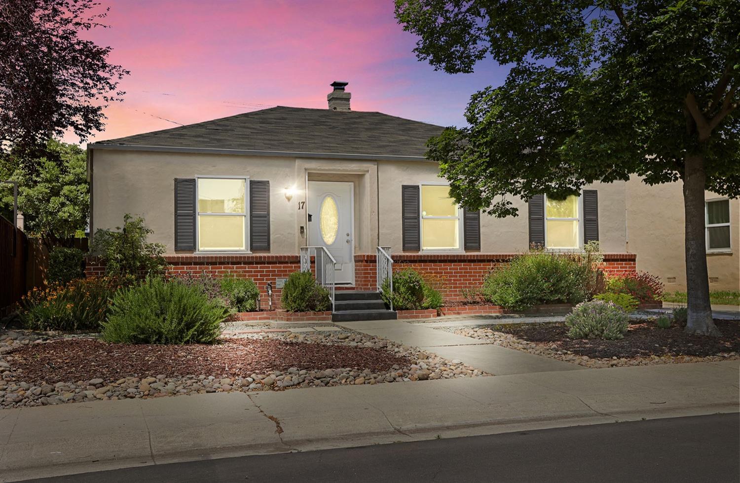 Detail Gallery Image 1 of 35 For 17 W Mendocino Ave, Stockton,  CA 95204 - 2 Beds | 1 Baths