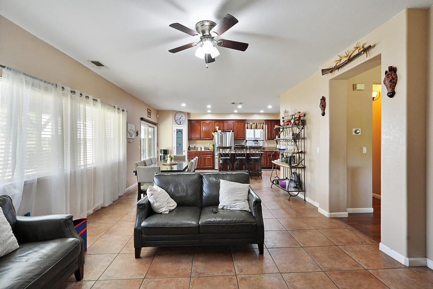 Detail Gallery Image 11 of 30 For 2025 St Theresa Way, Modesto,  CA 95358 - 4 Beds | 2/1 Baths