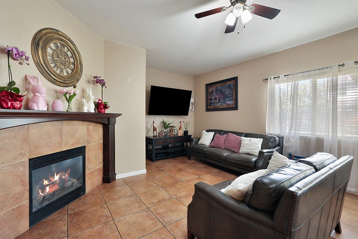 Detail Gallery Image 5 of 30 For 2025 St Theresa Way, Modesto,  CA 95358 - 4 Beds | 2/1 Baths