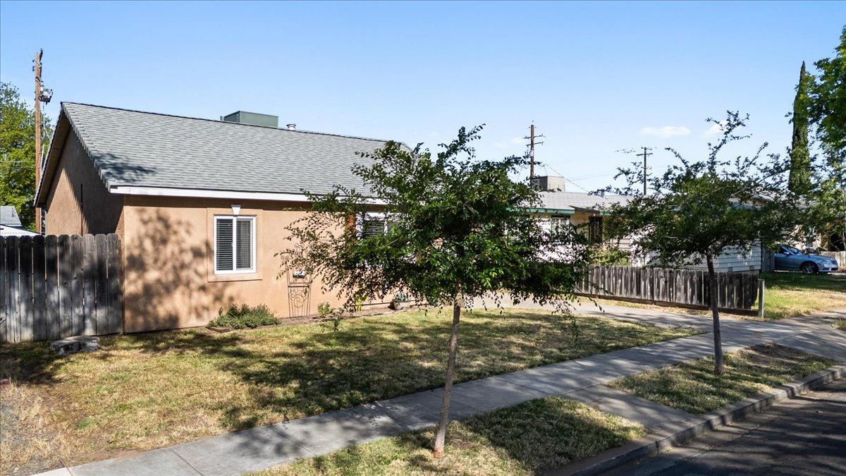 Detail Gallery Image 4 of 54 For 231 Poplar Ave, Manteca,  CA 95336 - 3 Beds | 2 Baths