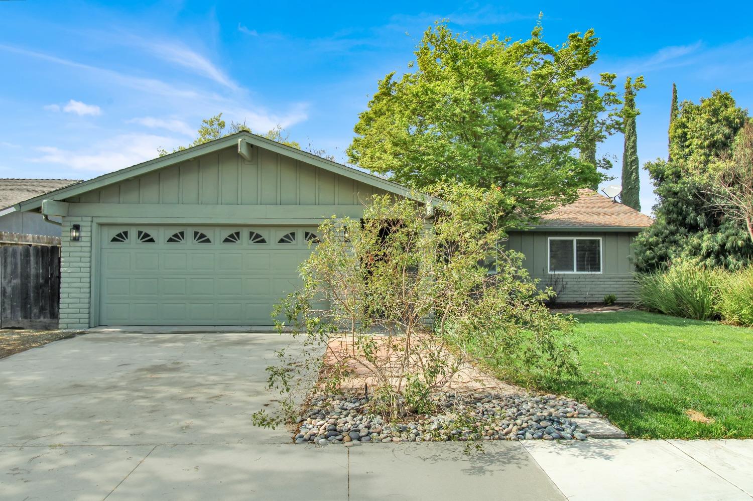 Detail Gallery Image 2 of 38 For 1221 Jill Ln, Modesto,  CA 95355 - 3 Beds | 2 Baths