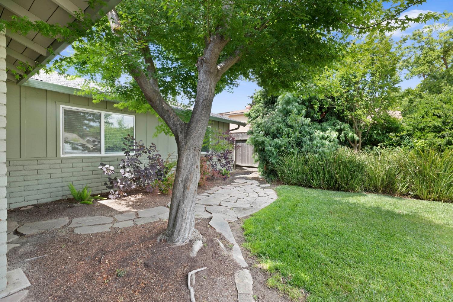 Detail Gallery Image 5 of 38 For 1221 Jill Ln, Modesto,  CA 95355 - 3 Beds | 2 Baths