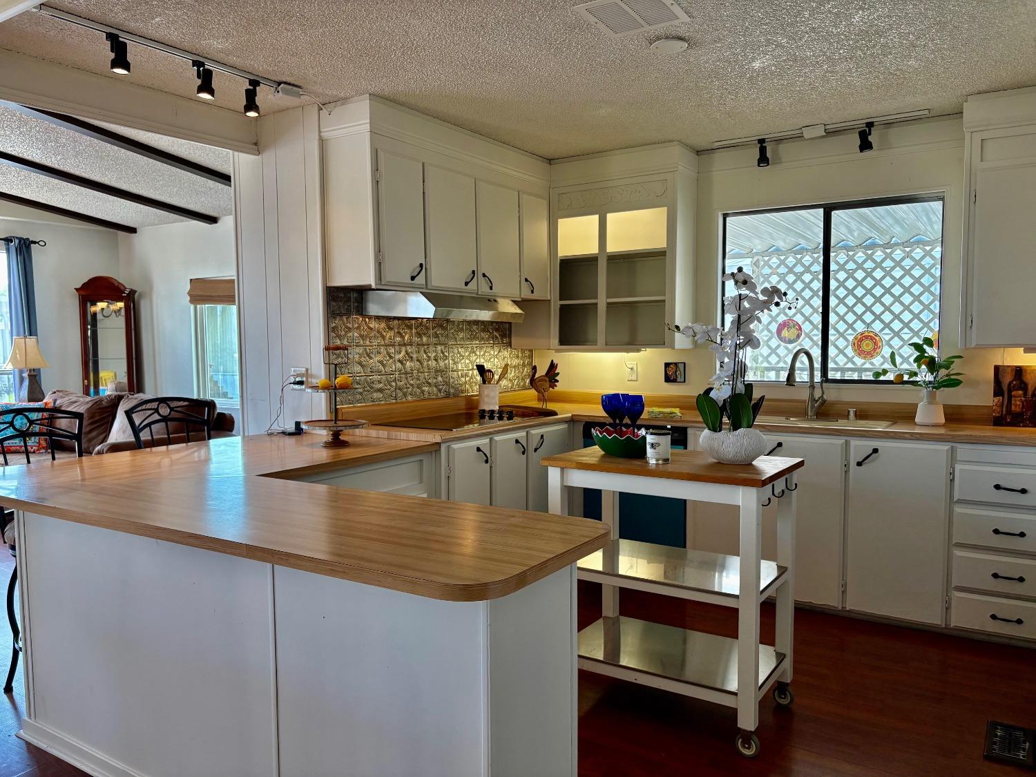 Detail Gallery Image 4 of 26 For 4319 Oakwood St, Rocklin,  CA 95677 - 2 Beds | 2 Baths