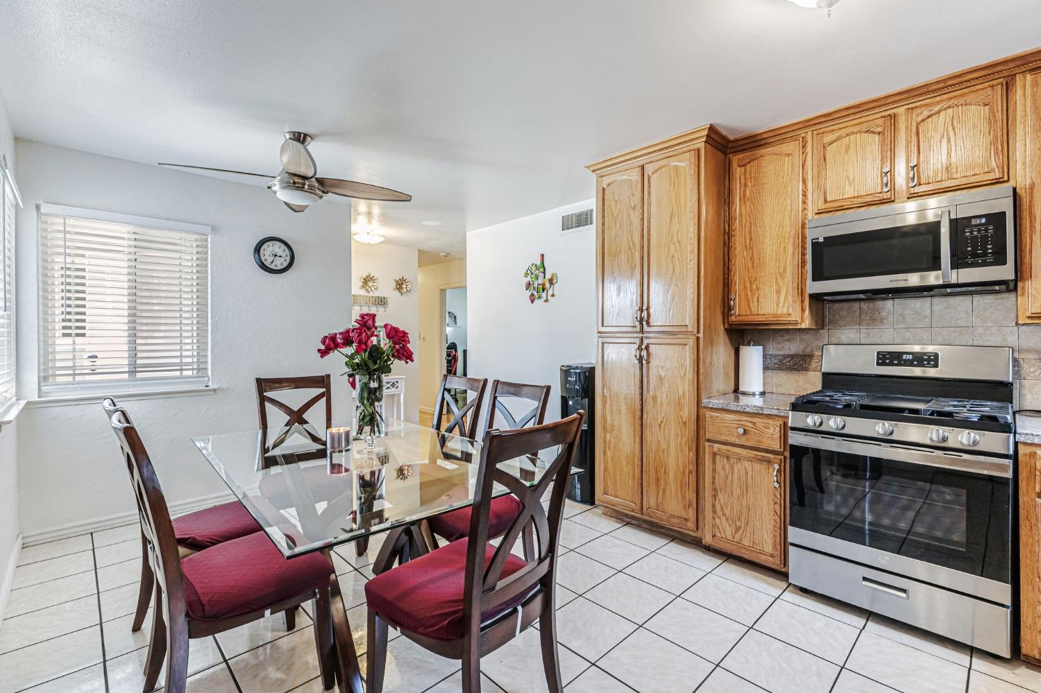 Detail Gallery Image 8 of 25 For 6629 Doreen Way, Sacramento,  CA 95823 - 3 Beds | 2 Baths