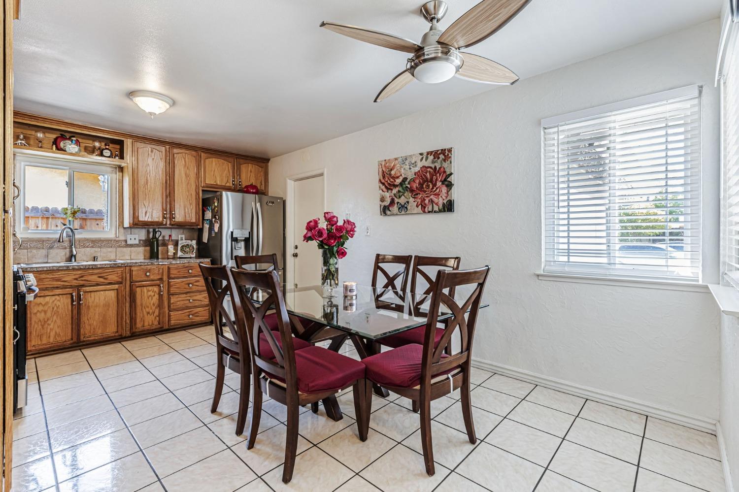 Detail Gallery Image 7 of 25 For 6629 Doreen Way, Sacramento,  CA 95823 - 3 Beds | 2 Baths