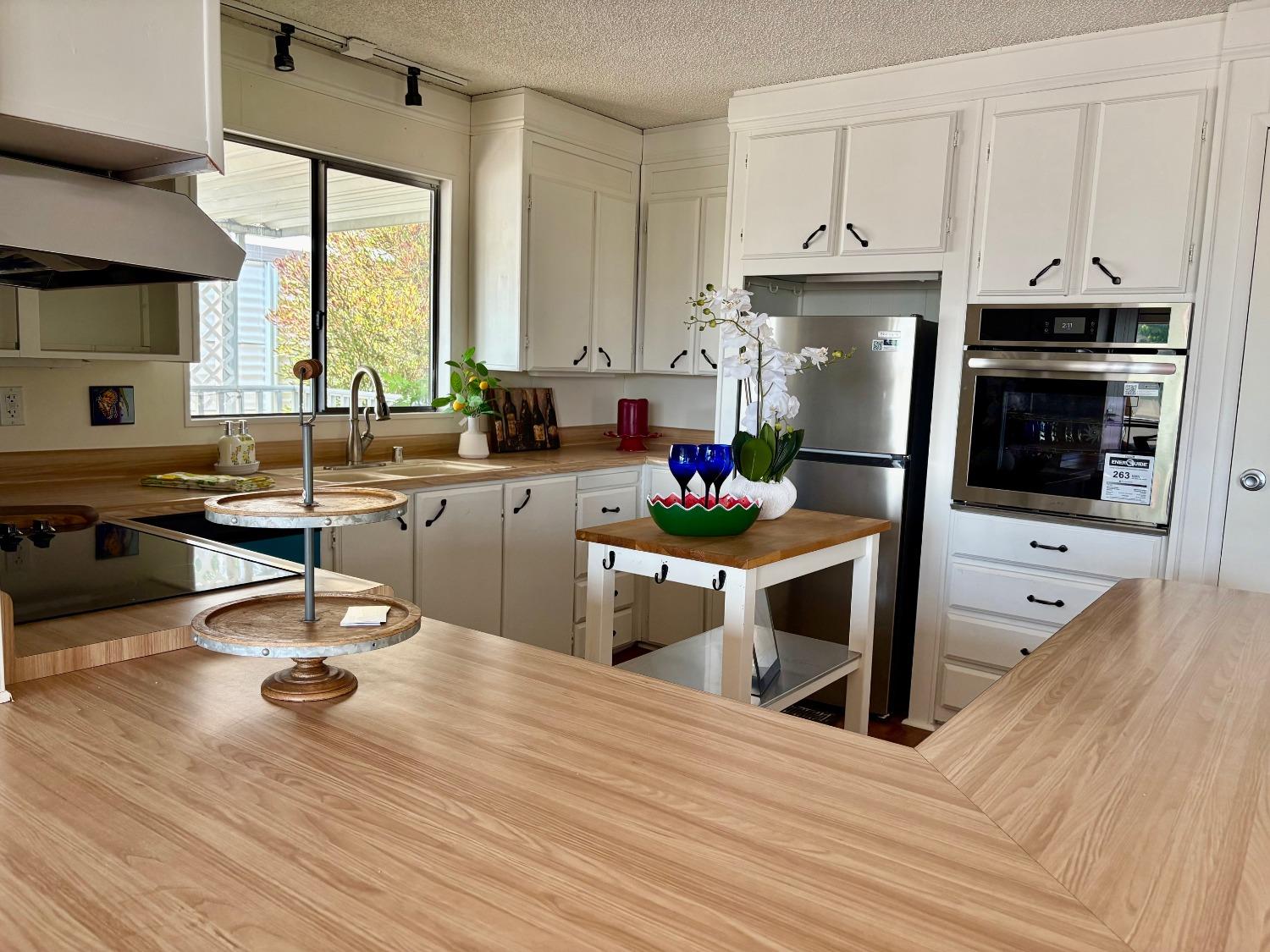 Detail Gallery Image 3 of 26 For 4319 Oakwood St, Rocklin,  CA 95677 - 2 Beds | 2 Baths