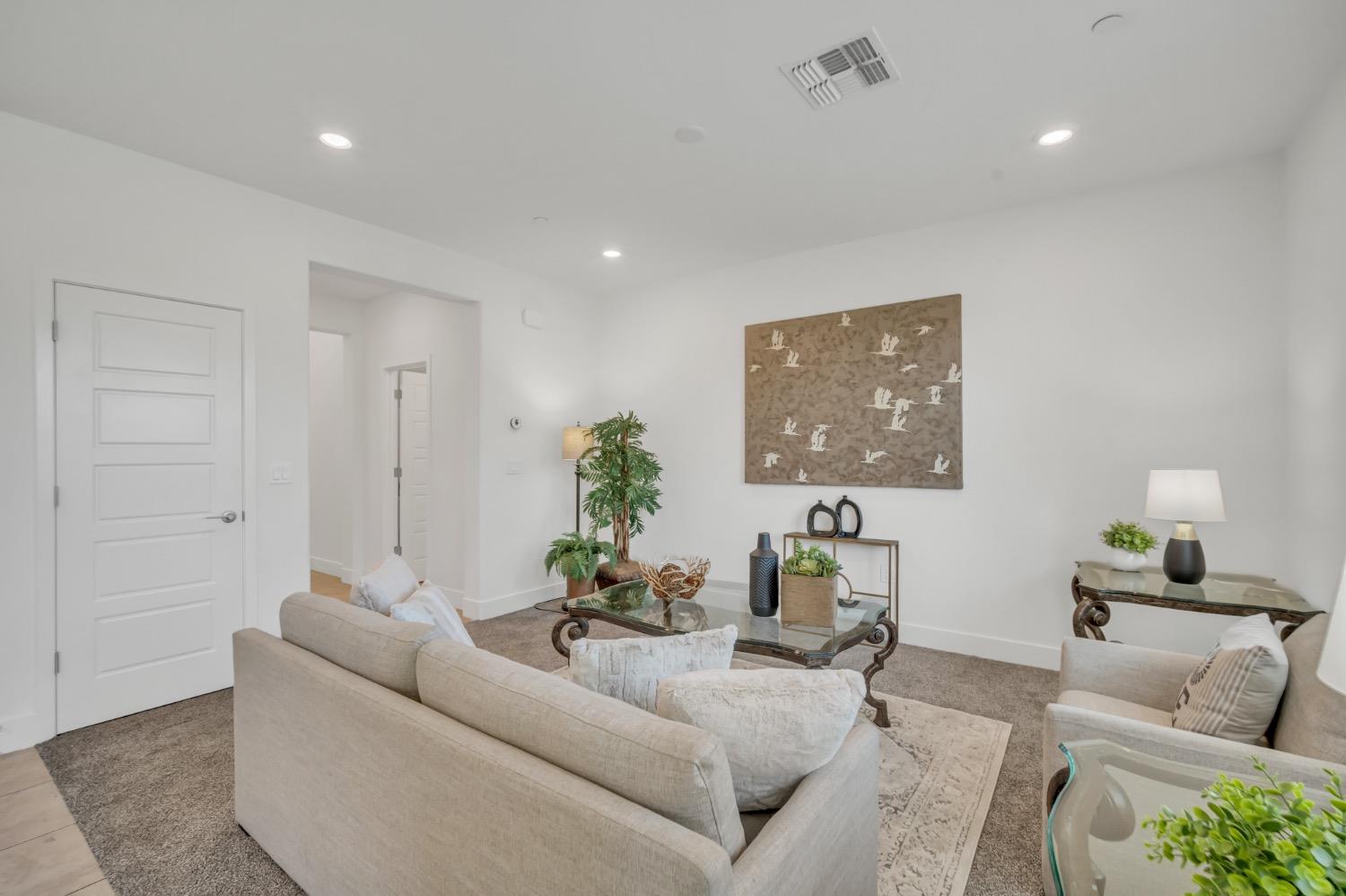 Detail Gallery Image 9 of 51 For 8960 Upbeat Way, Elk Grove,  CA 95757 - 3 Beds | 2/1 Baths