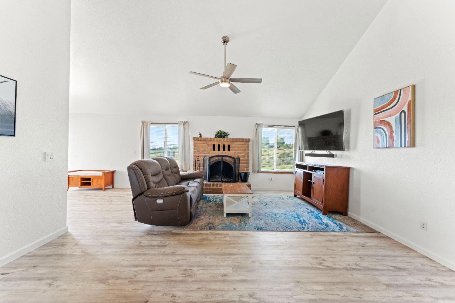 Detail Gallery Image 8 of 51 For 3218 Las Quintas Way, Marysville,  CA 95901 - 5 Beds | 2 Baths