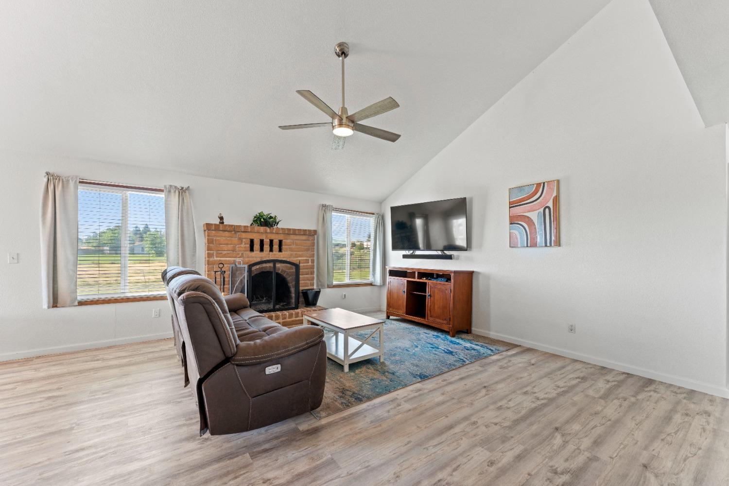 Detail Gallery Image 10 of 51 For 3218 Las Quintas Way, Marysville,  CA 95901 - 5 Beds | 2 Baths