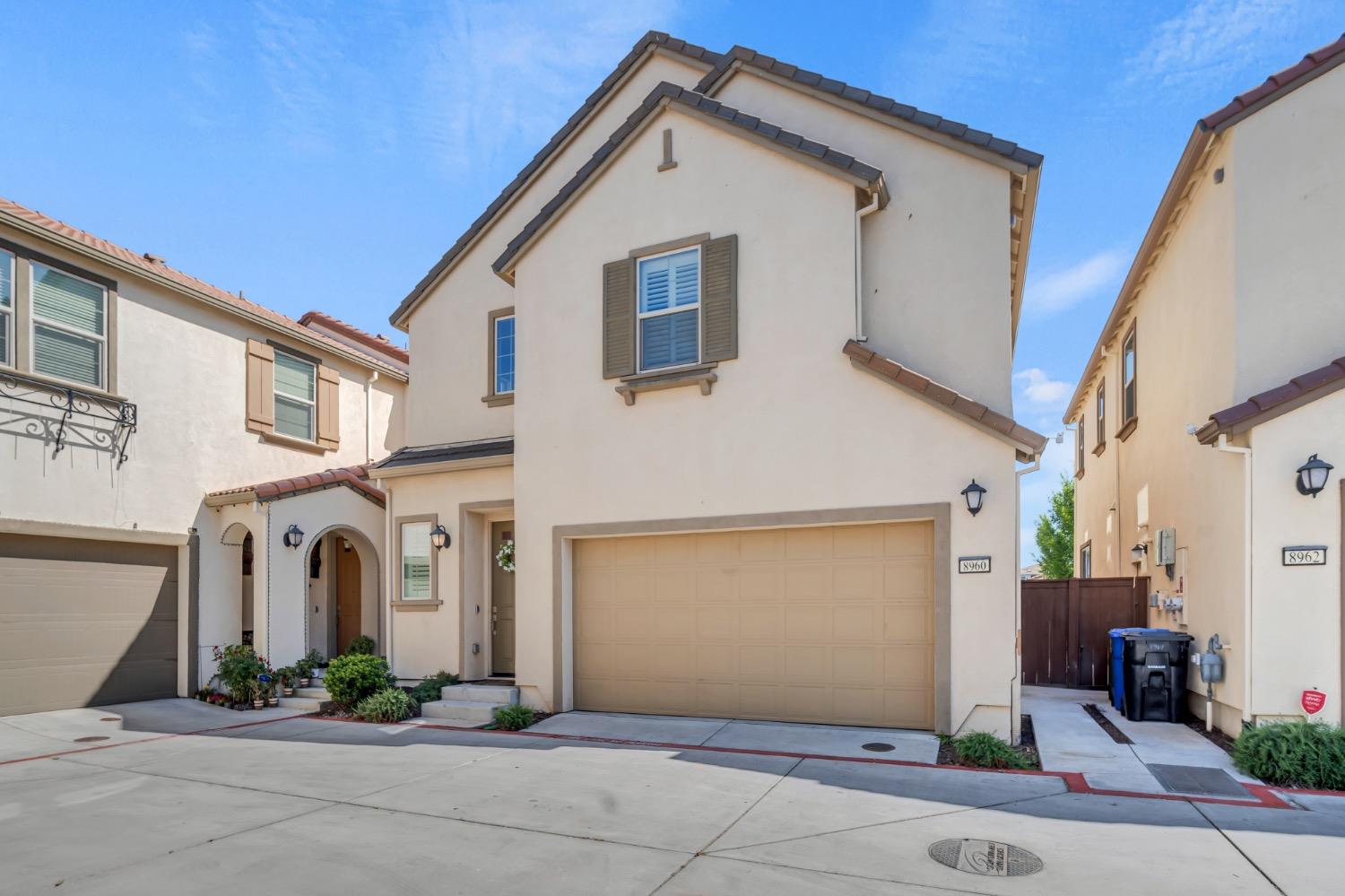 Detail Gallery Image 2 of 51 For 8960 Upbeat Way, Elk Grove,  CA 95757 - 3 Beds | 2/1 Baths