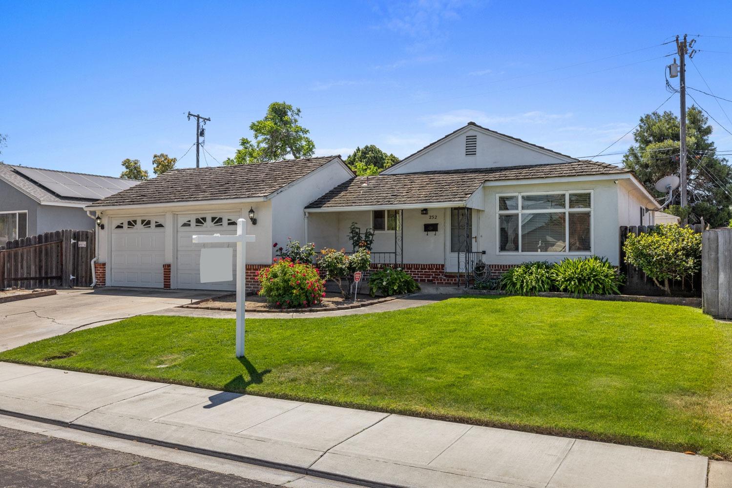 Detail Gallery Image 2 of 34 For 252 Martha St, Manteca,  CA 95337 - 3 Beds | 2 Baths