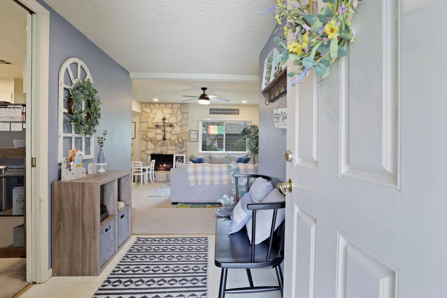 Detail Gallery Image 4 of 29 For 8039 Colonial Dr, Stockton,  CA 95209 - 3 Beds | 2 Baths