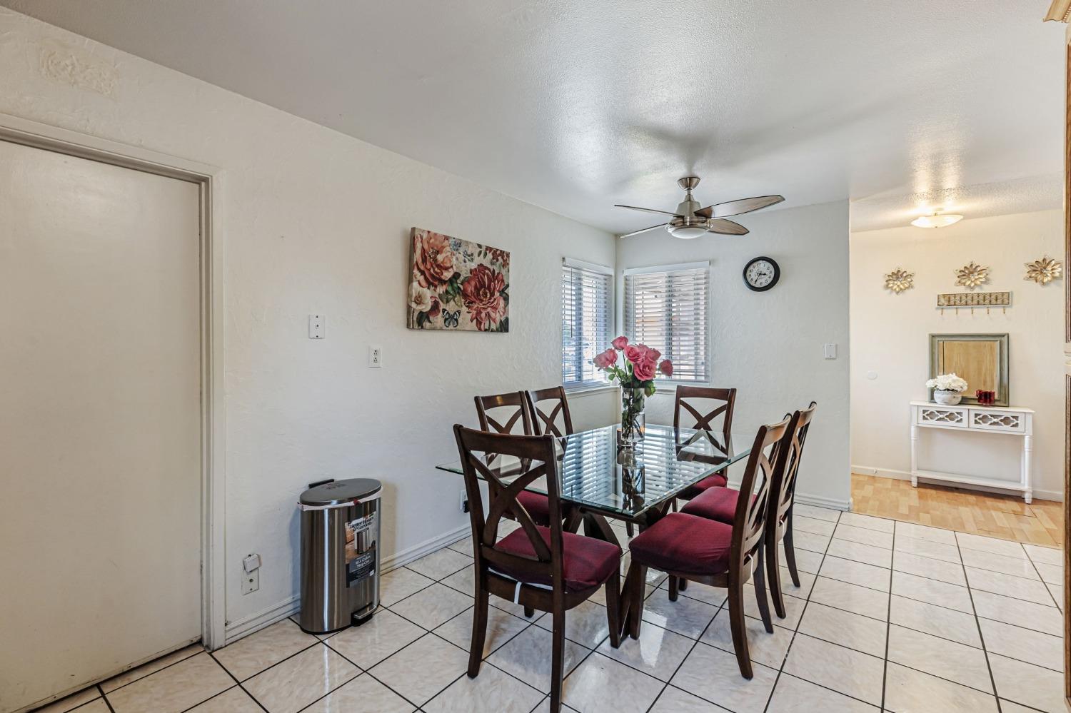 Detail Gallery Image 6 of 25 For 6629 Doreen Way, Sacramento,  CA 95823 - 3 Beds | 2 Baths