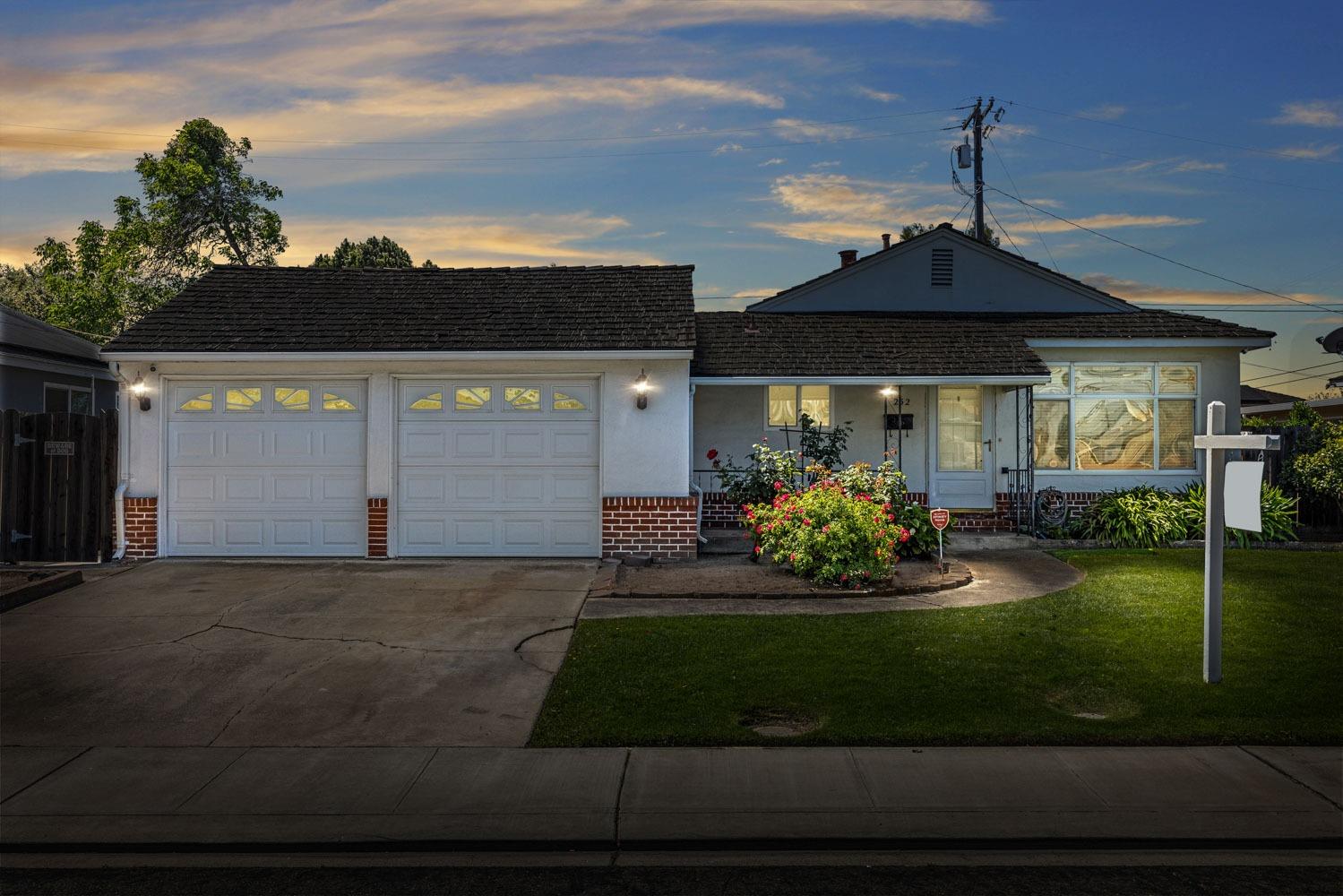 Detail Gallery Image 1 of 34 For 252 Martha St, Manteca,  CA 95337 - 3 Beds | 2 Baths