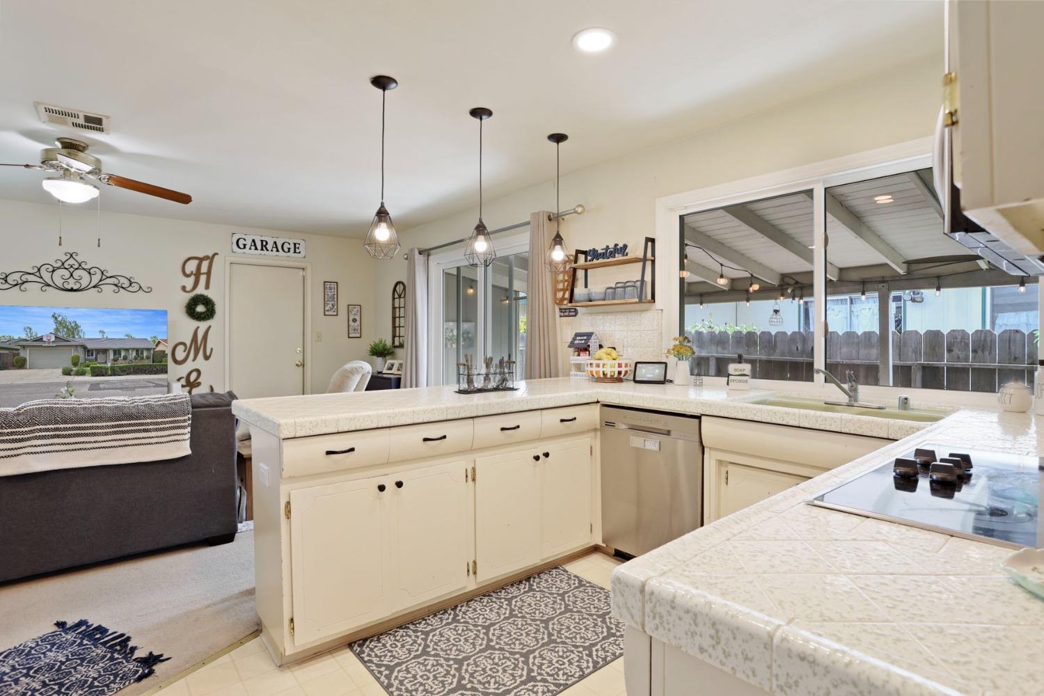 Detail Gallery Image 8 of 29 For 8039 Colonial Dr, Stockton,  CA 95209 - 3 Beds | 2 Baths