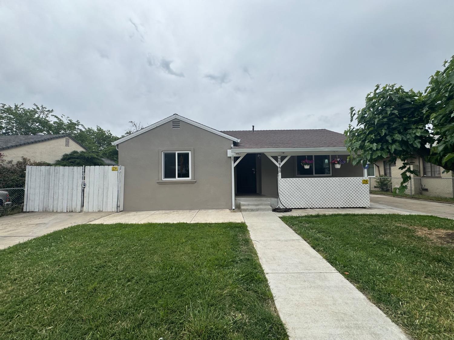 Detail Gallery Image 1 of 38 For 2448 E Flora St, Stockton,  CA 95205 - 2 Beds | 1 Baths