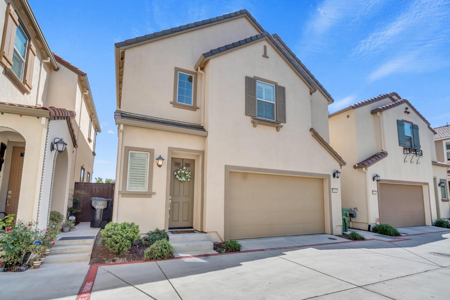 Detail Gallery Image 3 of 51 For 8960 Upbeat Way, Elk Grove,  CA 95757 - 3 Beds | 2/1 Baths