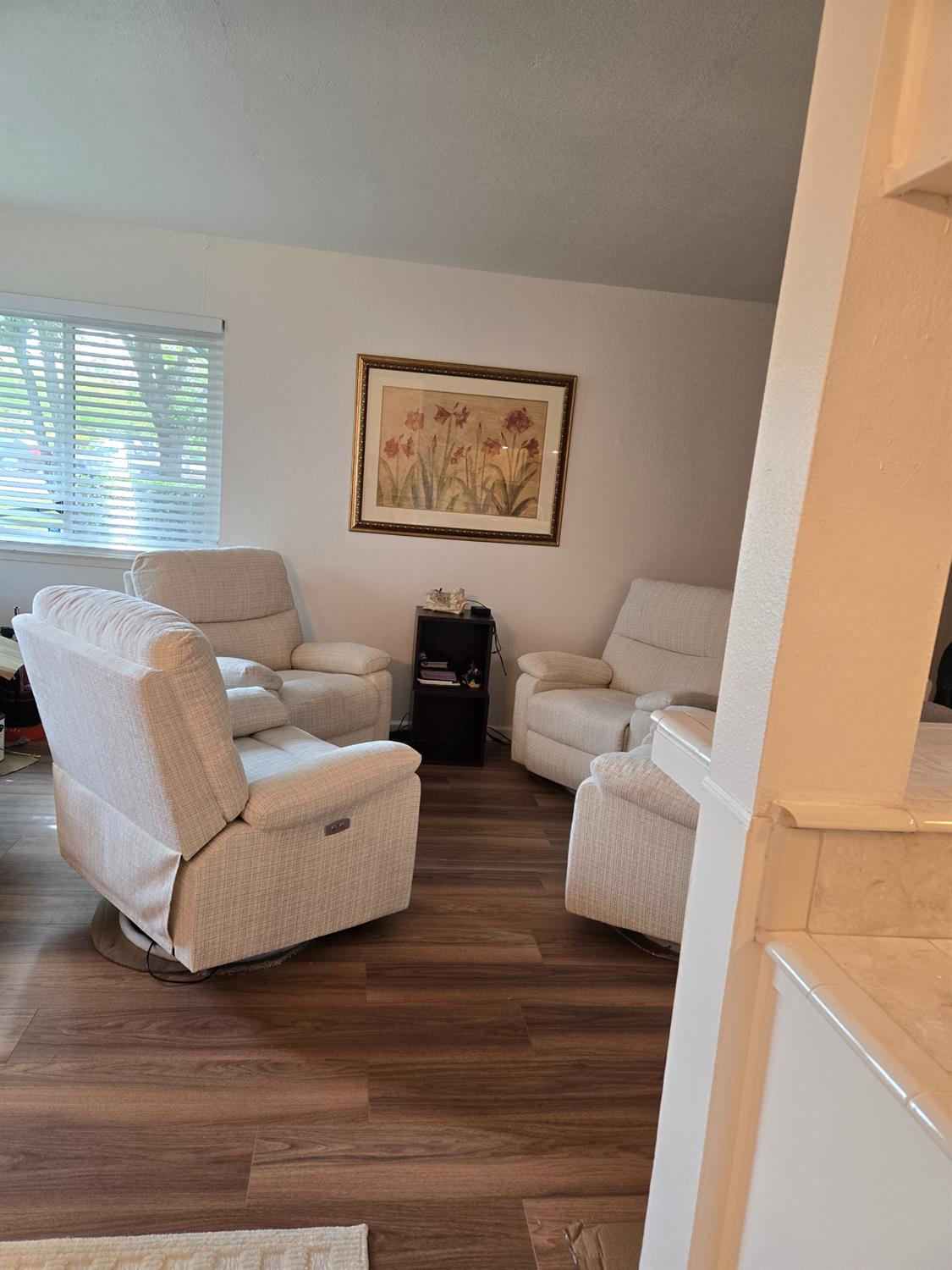 Photo #3: 225056710 Listing 
