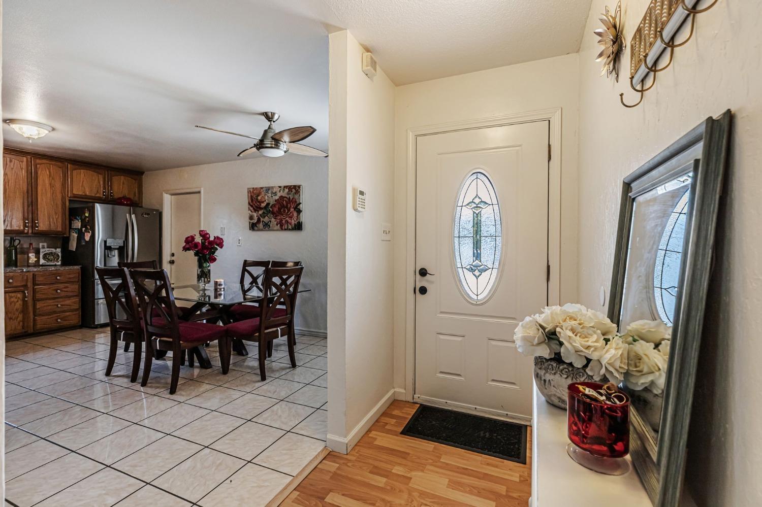 Detail Gallery Image 4 of 25 For 6629 Doreen Way, Sacramento,  CA 95823 - 3 Beds | 2 Baths
