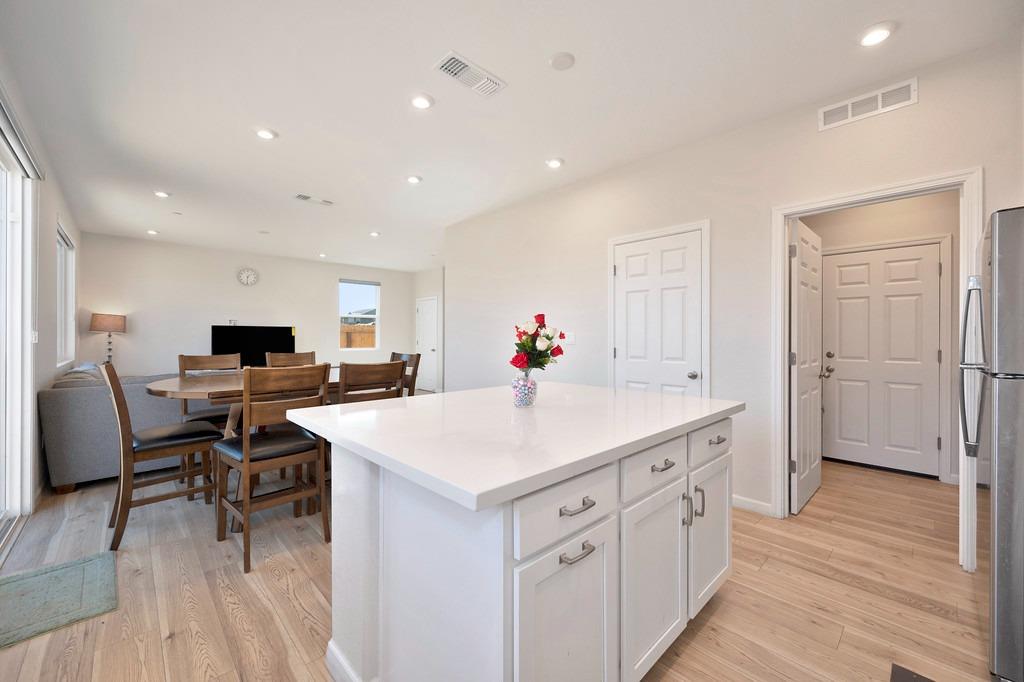 Del Seis Drive, Sacramento, California image 4