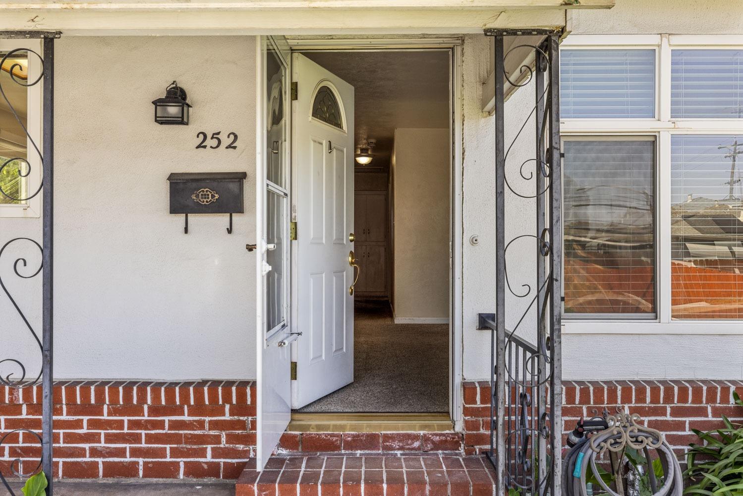 Detail Gallery Image 3 of 34 For 252 Martha St, Manteca,  CA 95337 - 3 Beds | 2 Baths